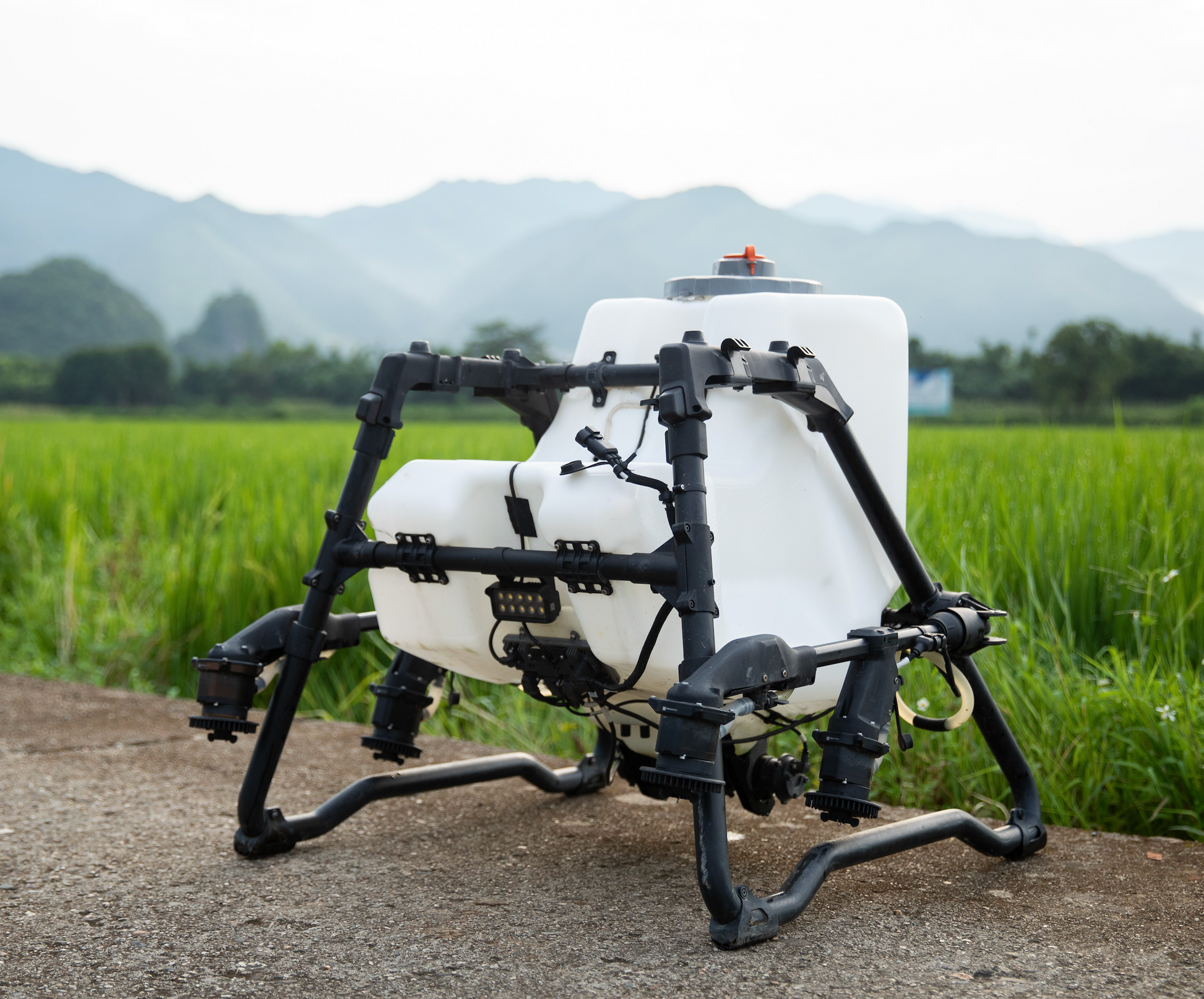T100 drone 26-gallon spray tank close-up mist nozzles